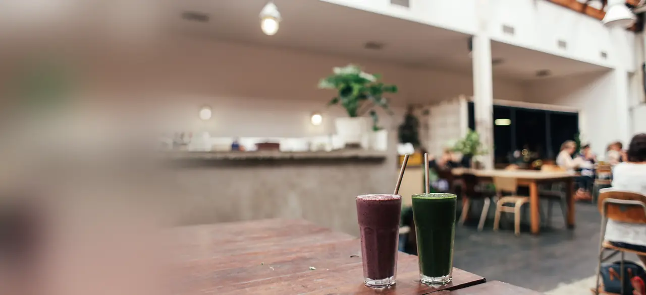 Duas vitaminas no balcão de um café