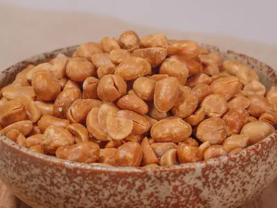 Tigela de amendoim torrado, sem pele
