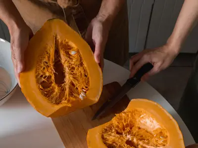 Abóbora cortada ao meio na tábua