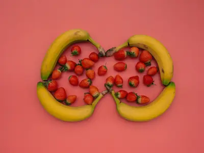 Bananas e morangos frescos